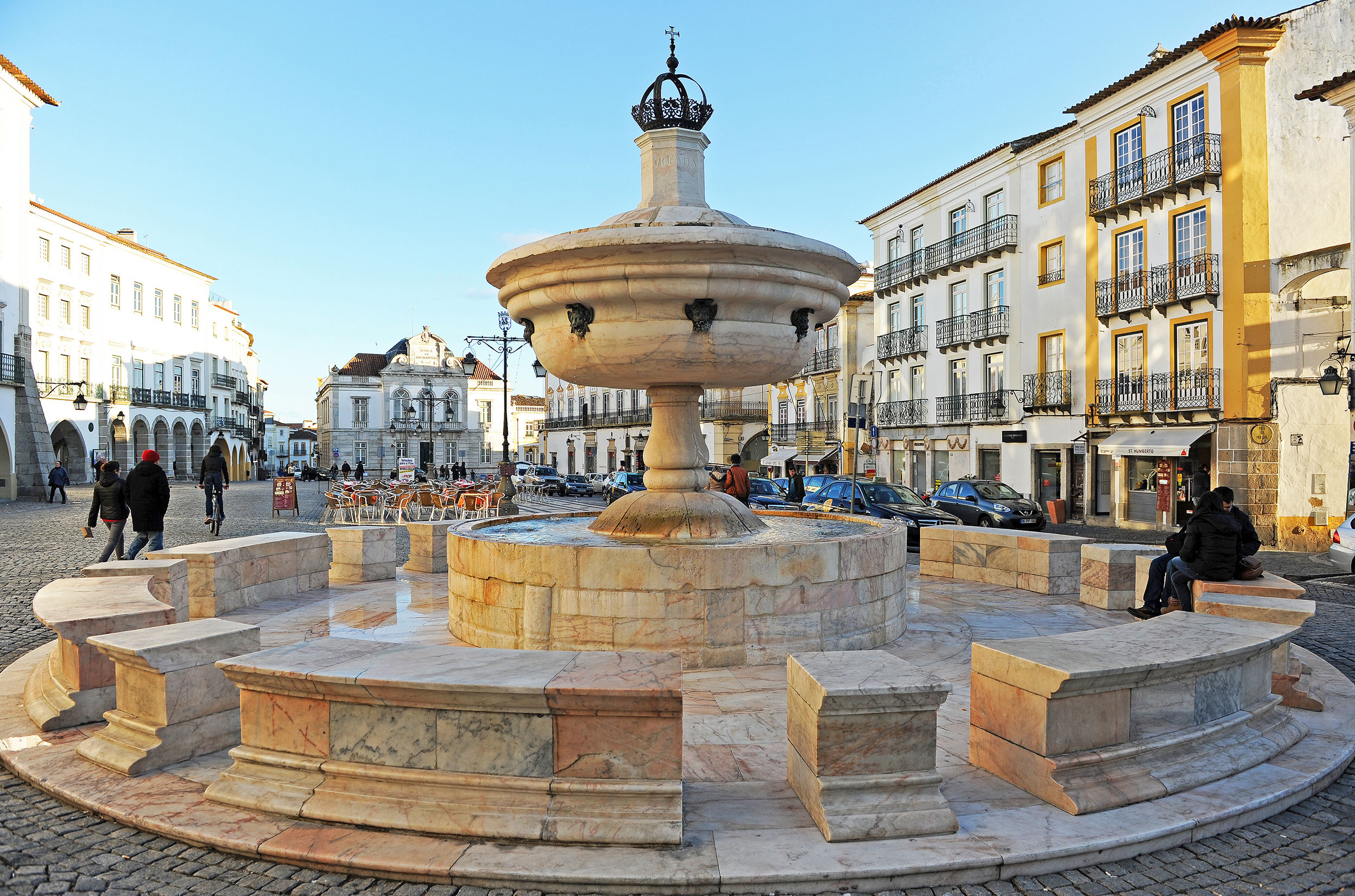 Marmorspringvandet på Praça do Giraldo