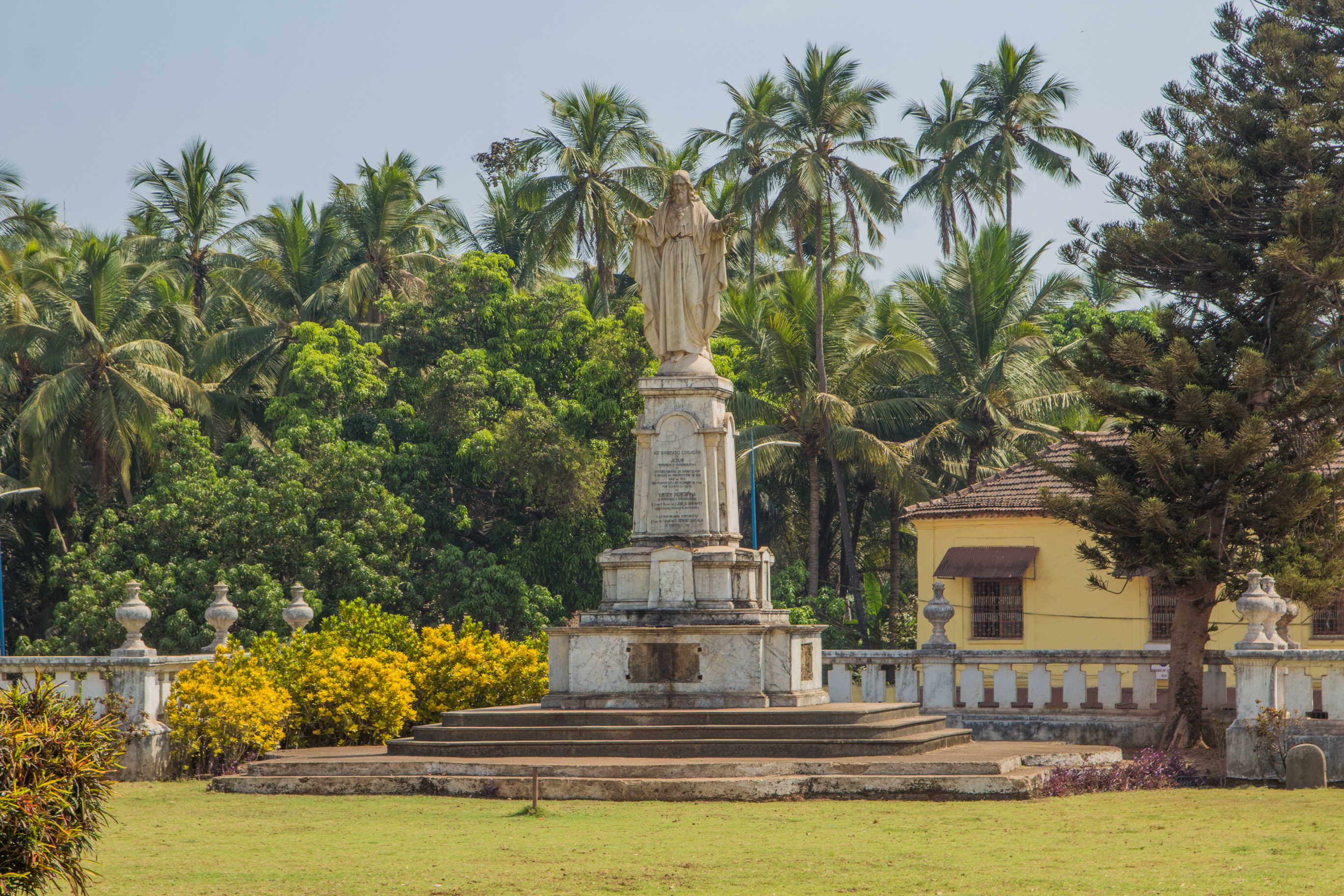 Statue ved Sé-katedralen i Old Goa
