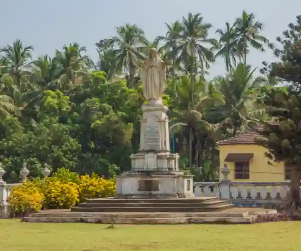 Statue ved Sé-katedralen i Old Goa