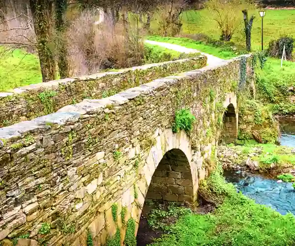 Den middelalderlige romerske bro Puente Romano uden for Sarria i Galicien