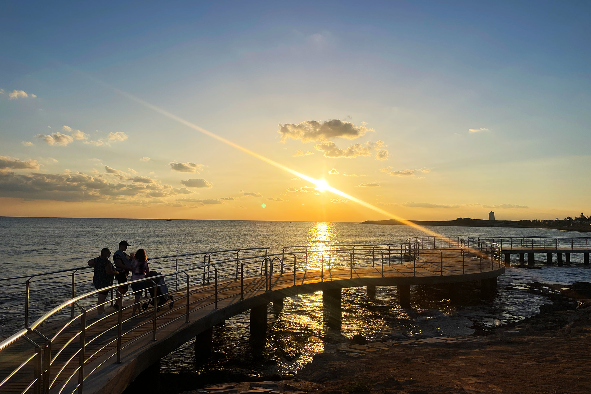 Strandpromenade i solnedgang