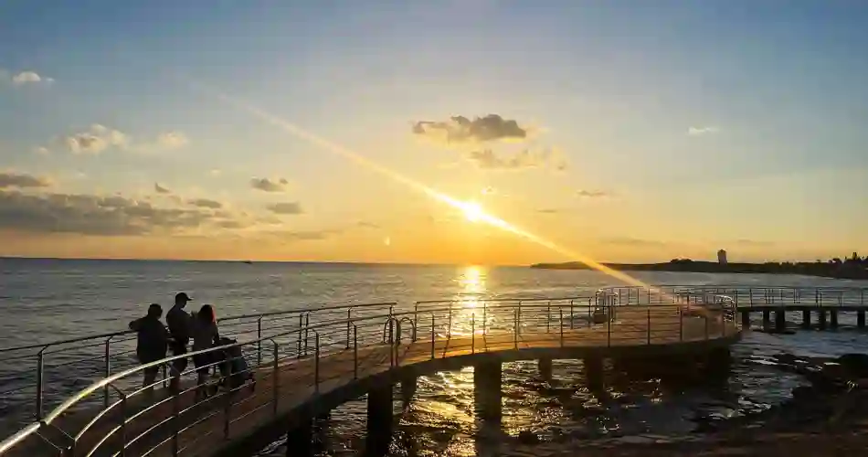 Strandpromenade i solnedgang