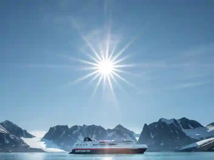 MS Spitsbergen i solig Magdalenefjorden på Svalbard