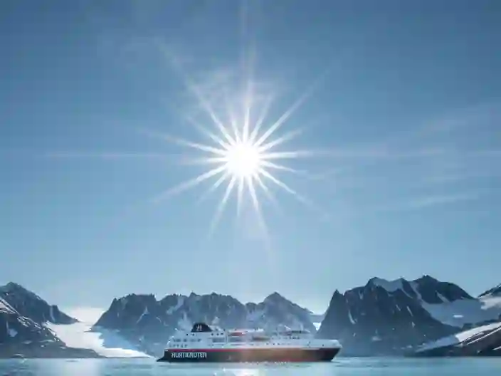 MS Spitsbergen i solig Magdalenefjorden på Svalbard
