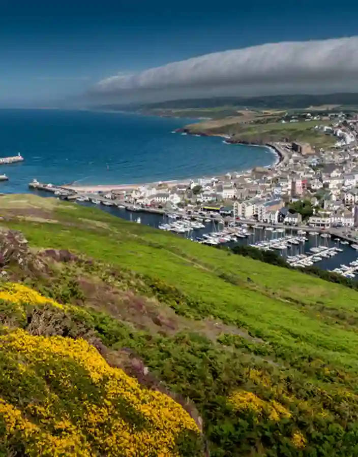 Vy över staden Douglas och havet på Isle of Man