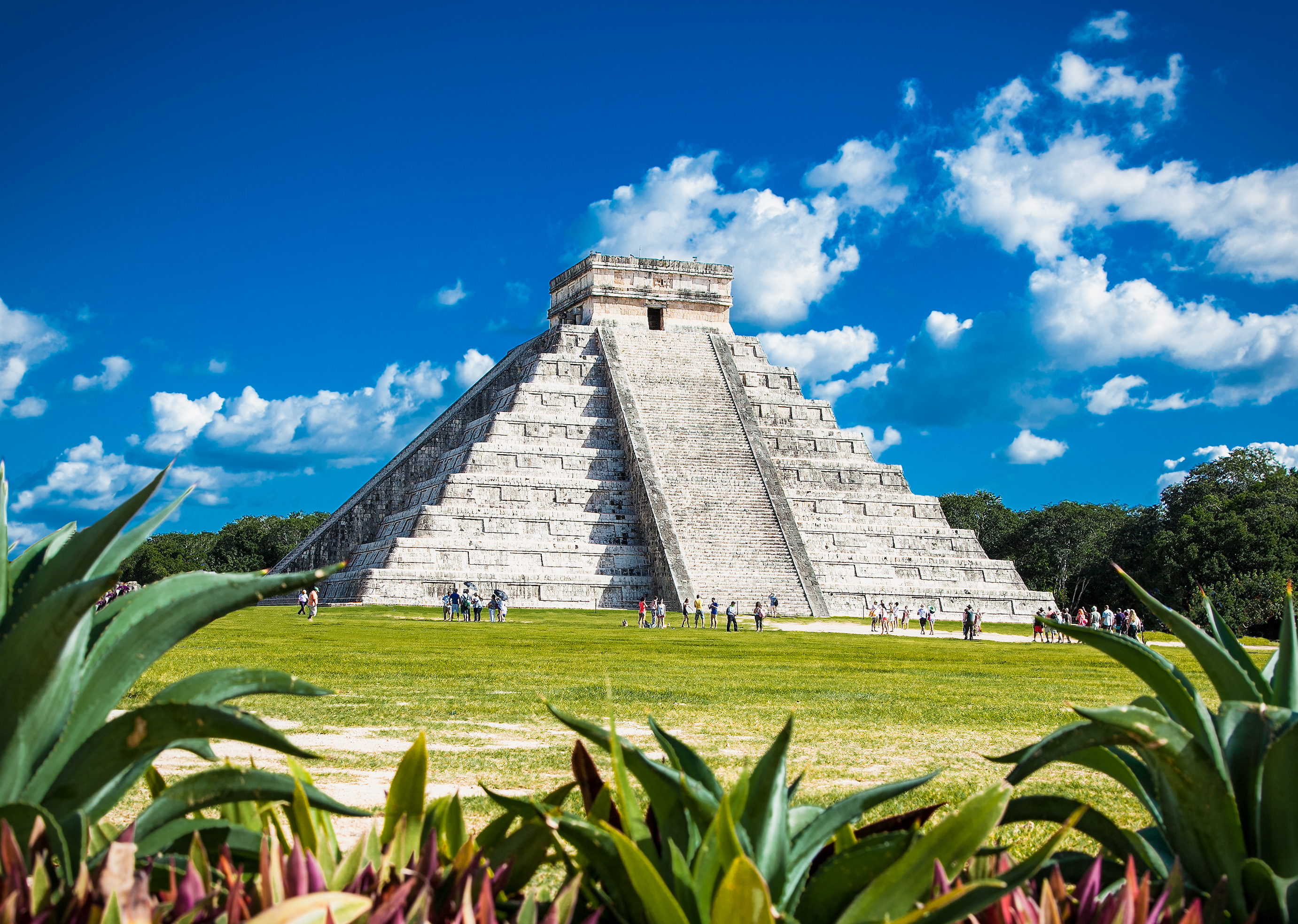 Den berömda mayapyramiden El Castillo i den historiska staden Chichén Itzá.
