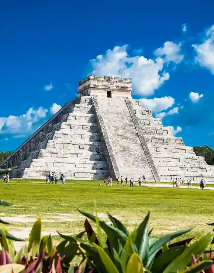 Den berömda mayapyramiden El Castillo i den historiska staden Chichén Itzá.