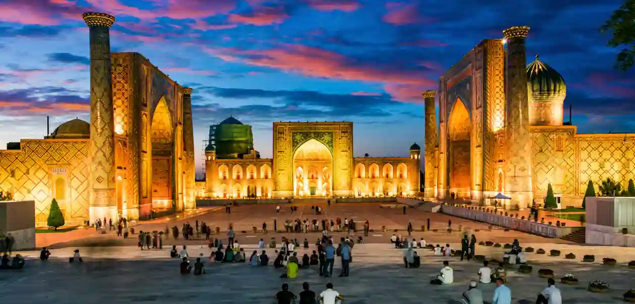 Kveldsstemning på Registan-plassen i Samarkand