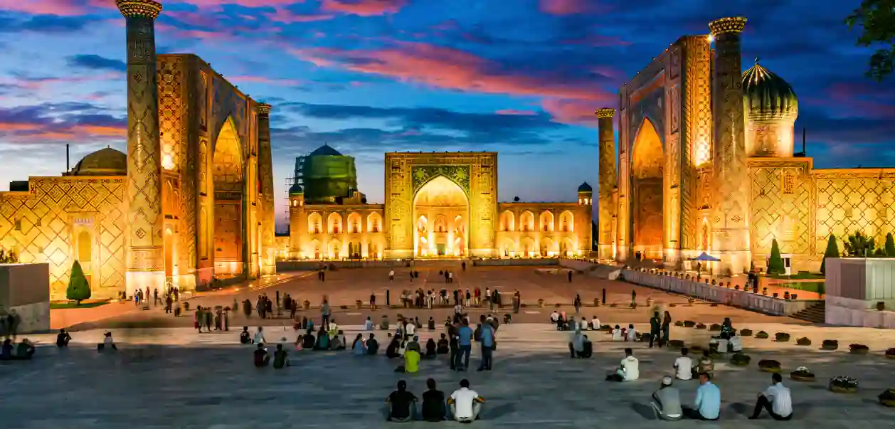 Kveldsstemning på Registan-plassen i Samarkand