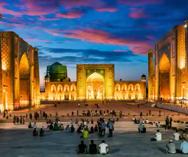 Kveldsstemning på Registan-plassen i Samarkand