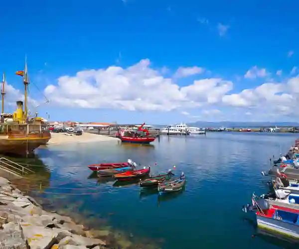 En idyllisk havn med fiskerbåde