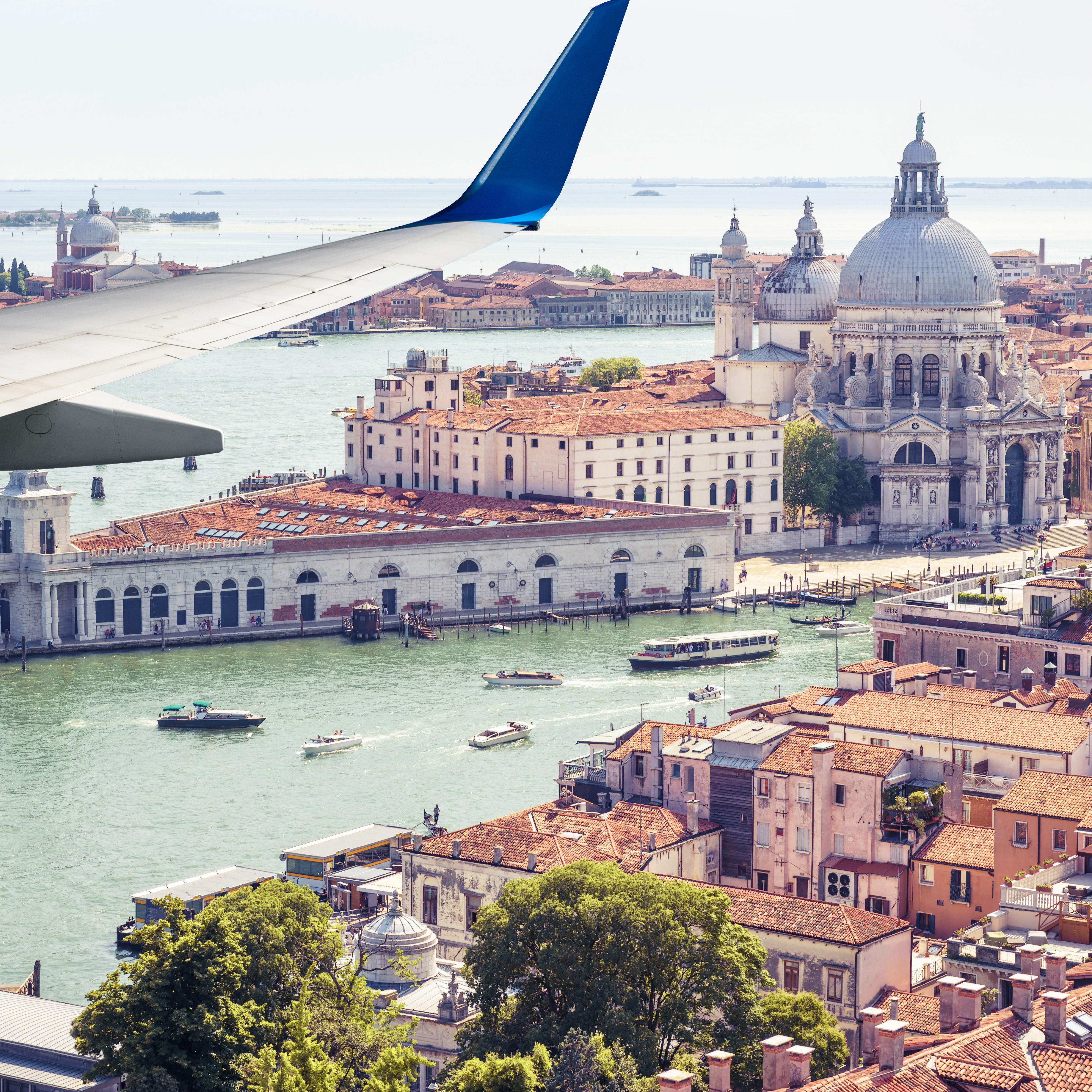 Rejse med fly over Venedig 