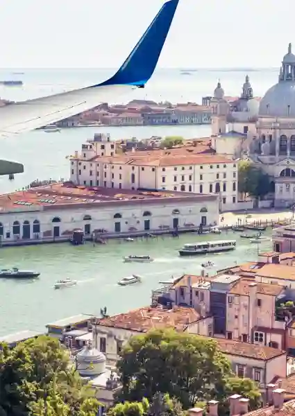 Rejse med fly over Venedig