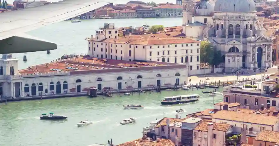 Rejse med fly over Venedig