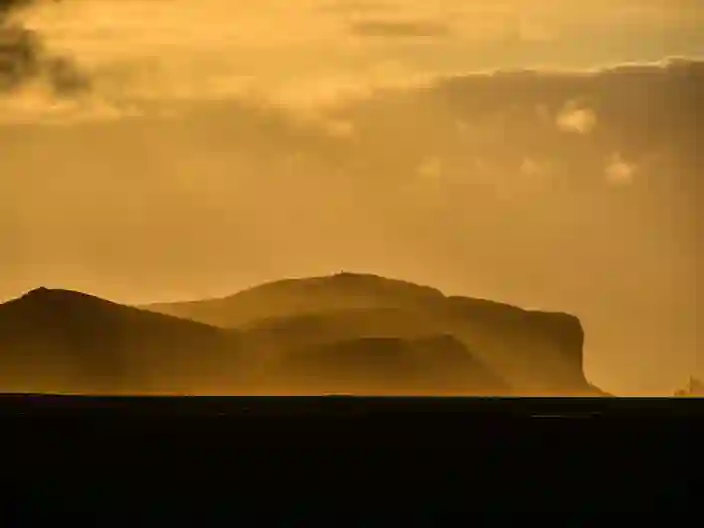 Solopgang over Hjörleifshöfði-klippen