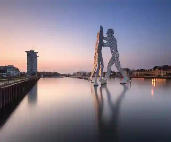 Molecule Man foran Treptowers