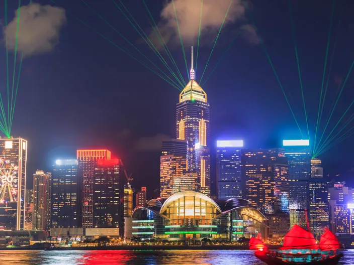 Den berömda ljusshowen lyser upp Hongkongs skyline varje kväll.