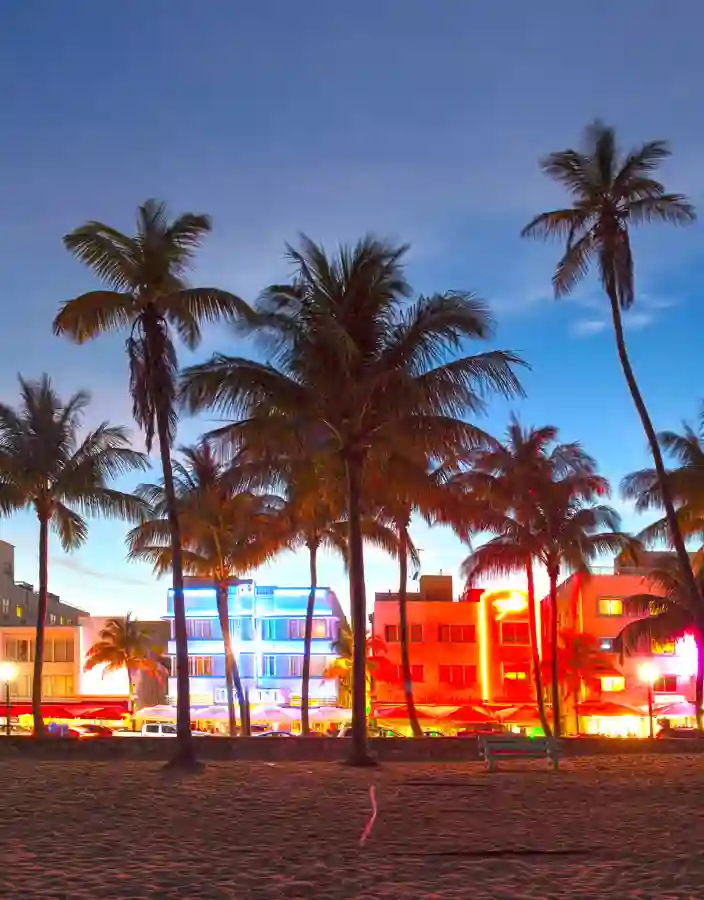 Ocean Drive Miami upplyst i neonljus på kvällen