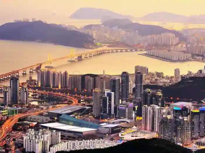 Busan är Sydkoreas största hamnstad med stränder och modern skyline.