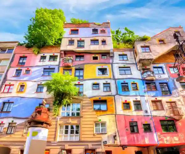 Hundertwasser hus i Wien, et unikt og fargerikt boligkompleks