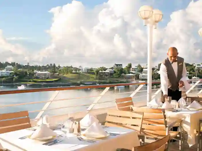 Vacker middagsdukning uppe på däck