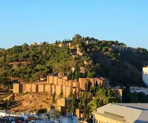 Gibralfaro slott på toppen av åsen i Malaga