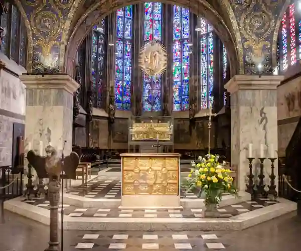 Inne i katedralen i Aachen