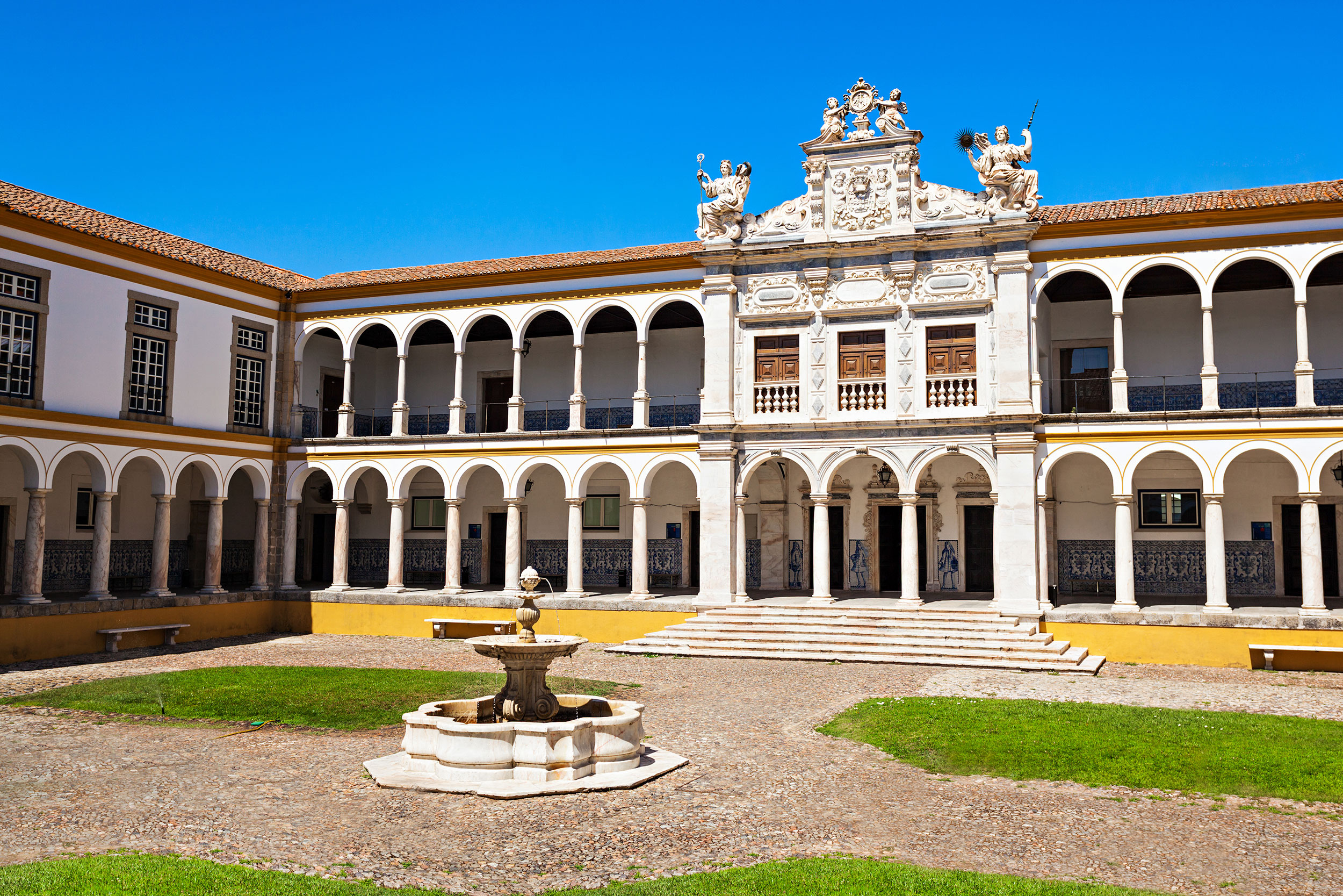 Oplev det historiske Universitet i Evora