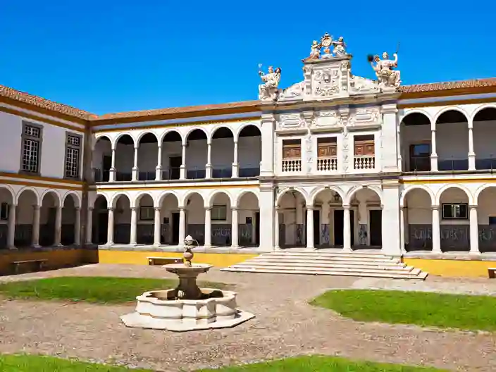 Oplev det historiske Universitet i Evora