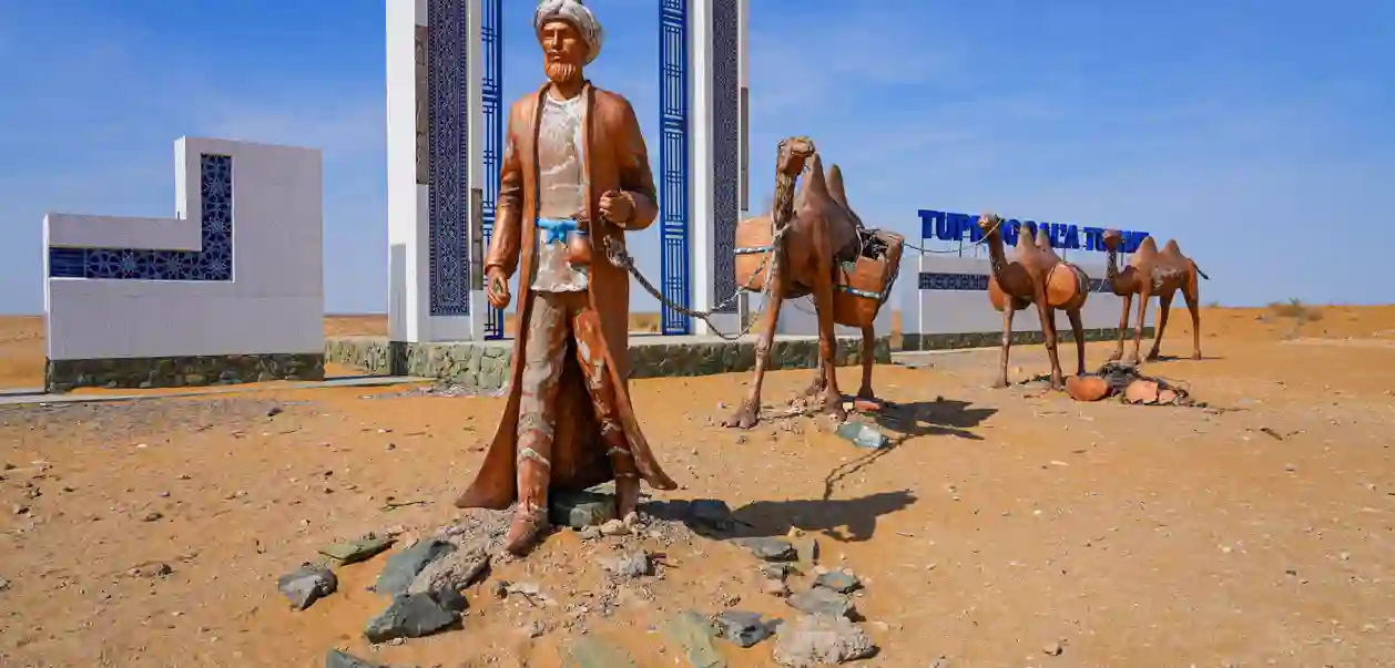 Skulptur av en kamelkaravane langs den gamle silkeveien i Kyzylkum-ørkenen