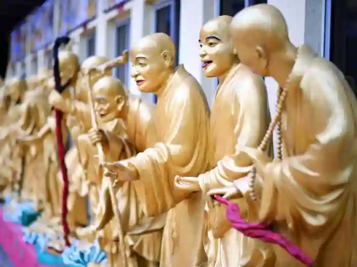 Templet är känt för sina hundratals gyllene buddhastatyer.