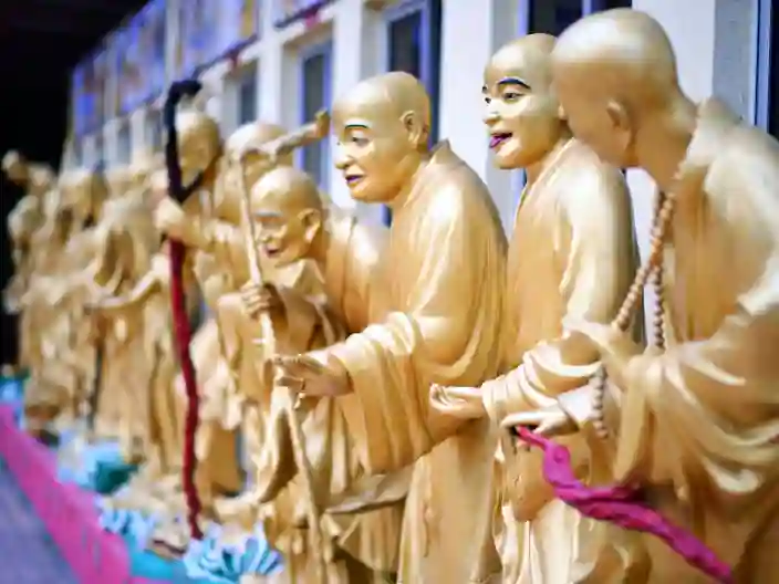 Templet är känt för sina hundratals gyllene buddhastatyer.