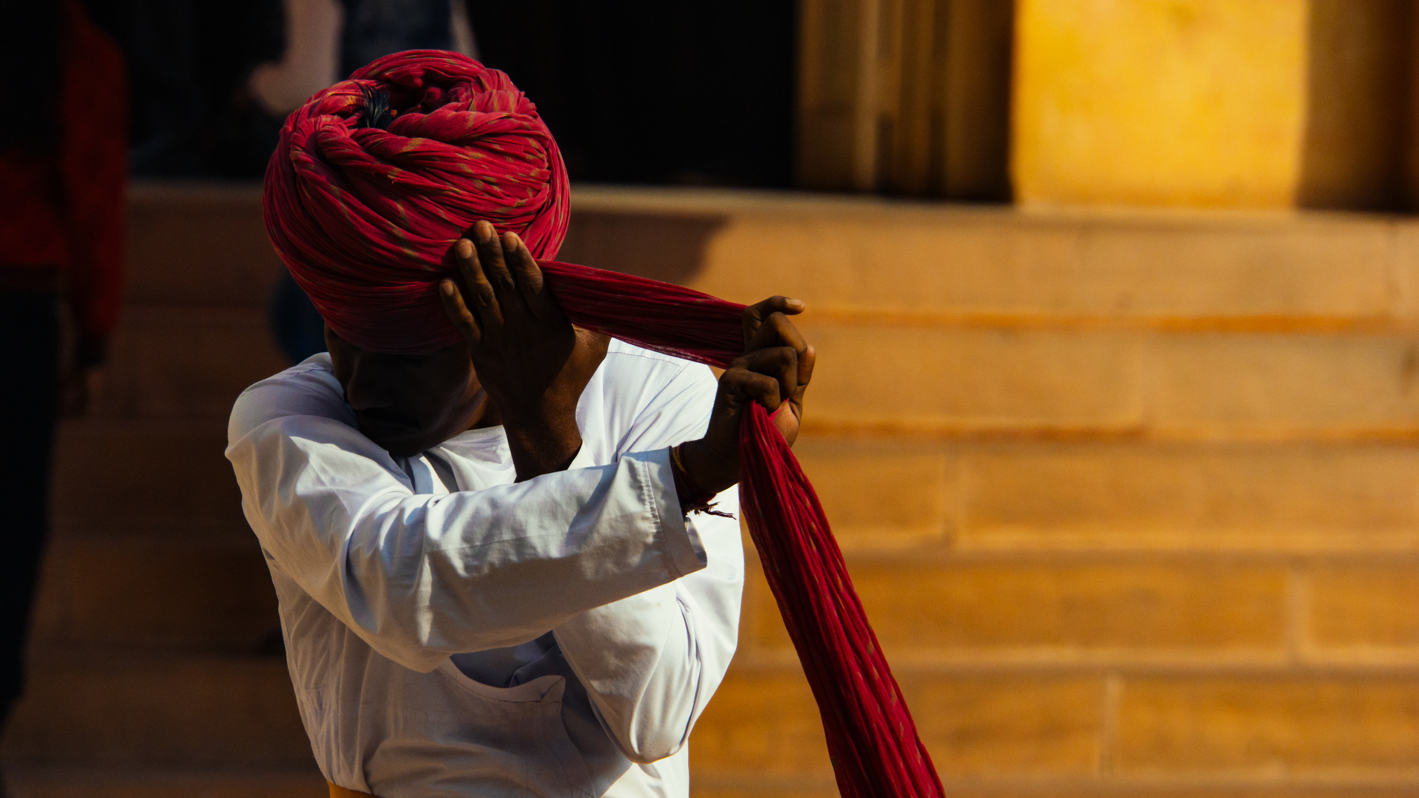 En mand fra Indien ifører sig sin turban