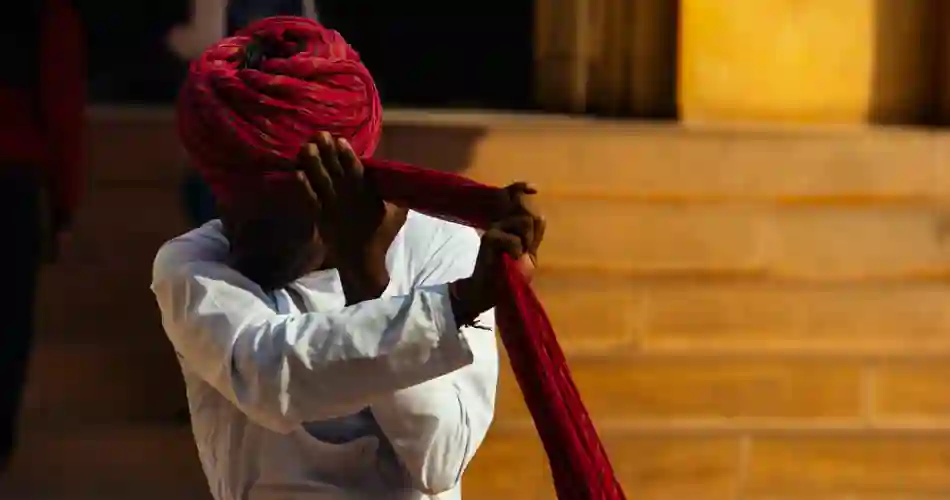 En mand fra Indien ifører sig sin turban