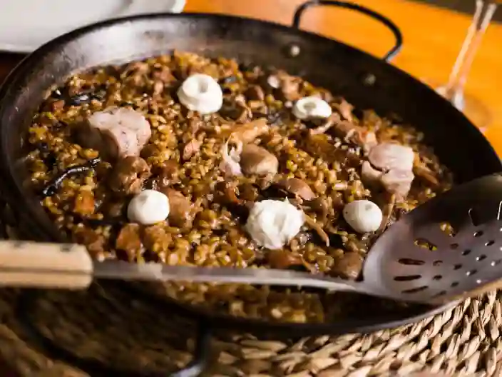 Catalansk Bjergris Med Svampe Og Svinefødder