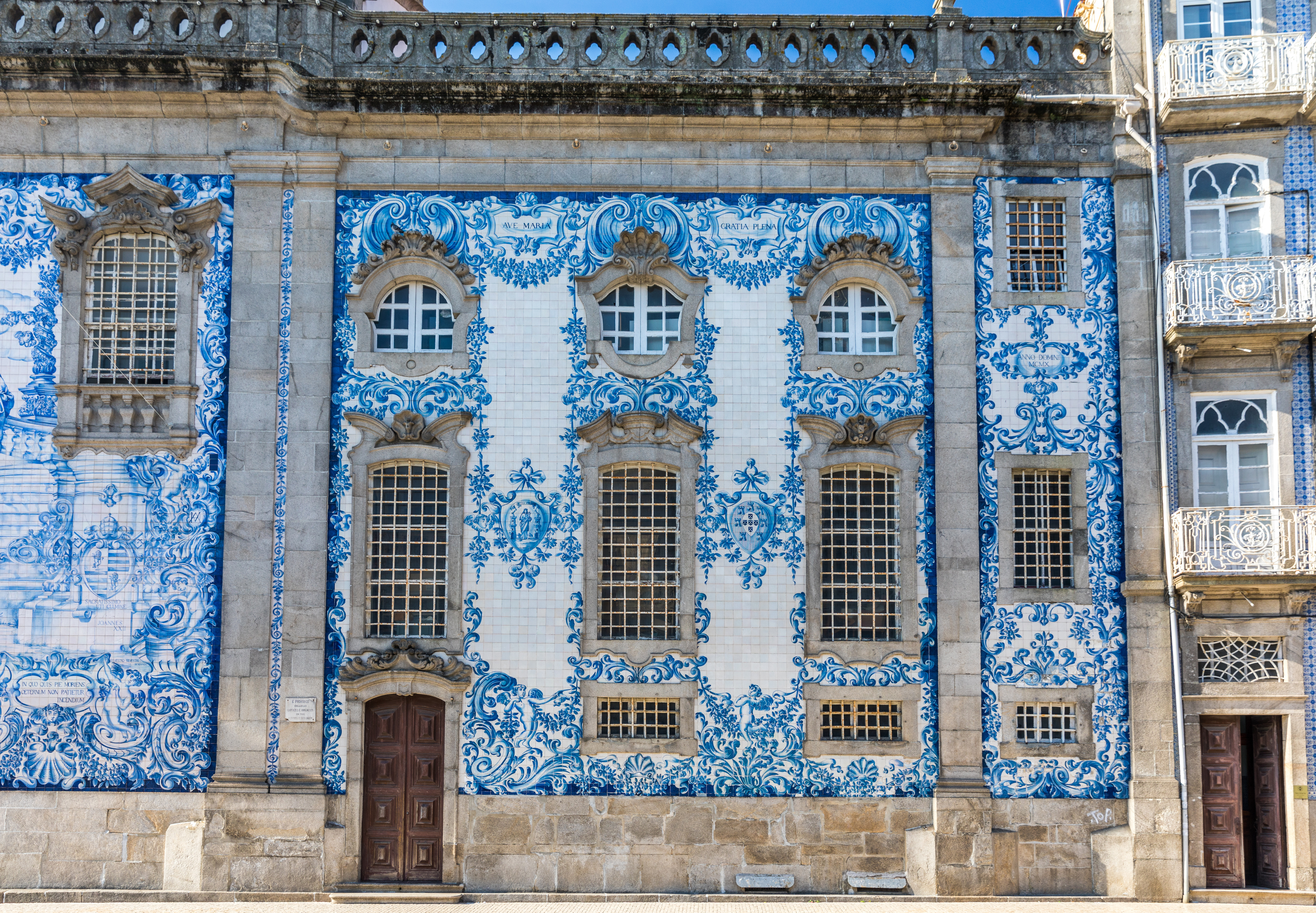 Håndmalte keramikkfliser, såkalte azulejos, pryder Porto