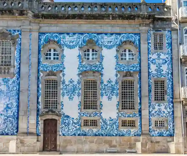 Håndmalte keramikkfliser, såkalte azulejos, pryder Porto