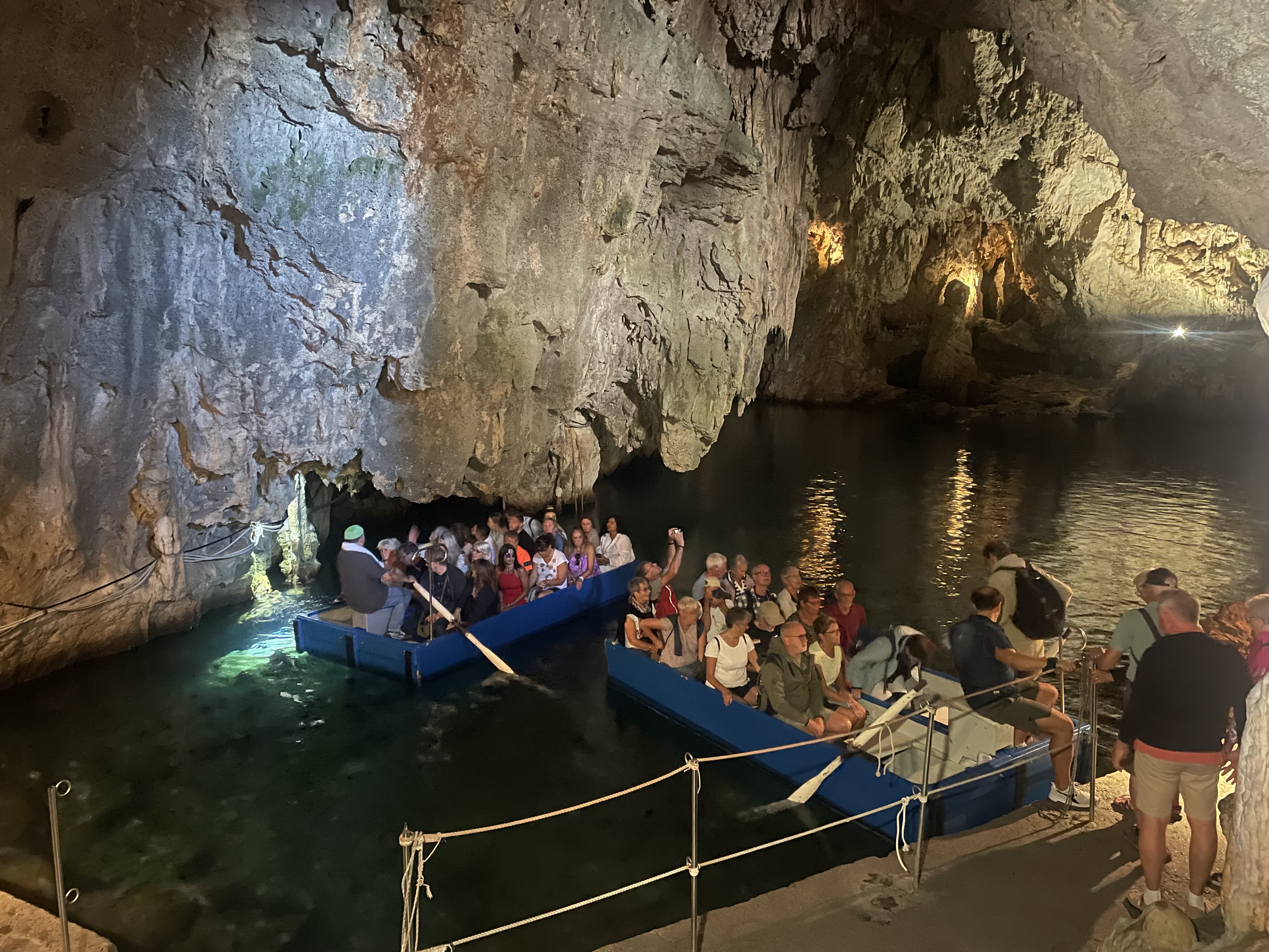 På bådtur i Smaragdgrotten