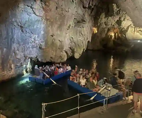 På bådtur i Smaragdgrotten