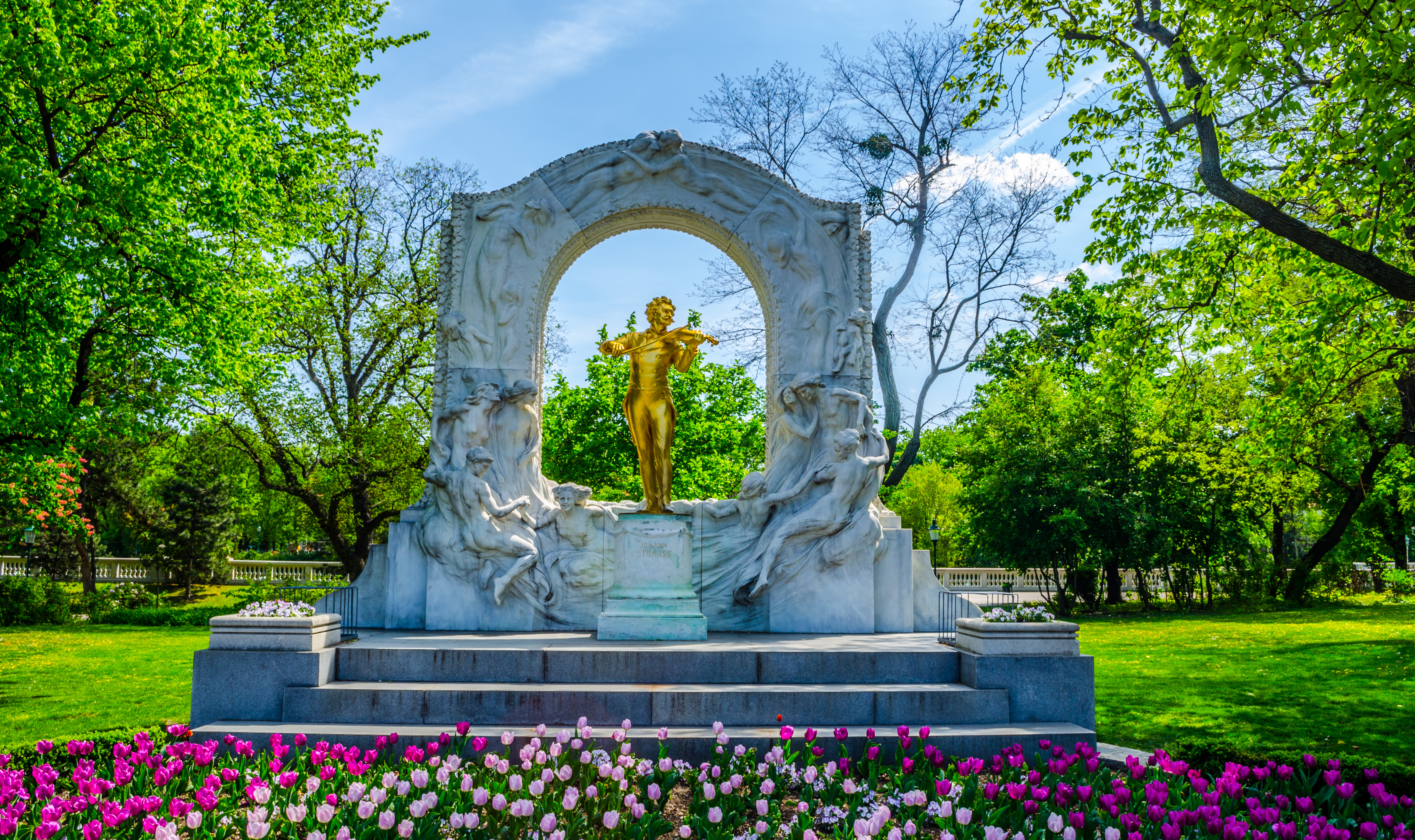 Statue av Johann Strauss i byparken i Wien
