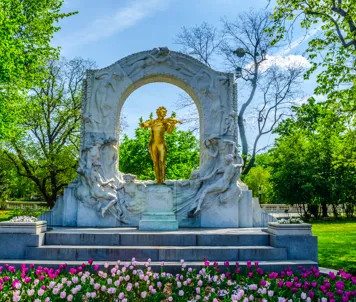 Statue av Johann Strauss i byparken i Wien
