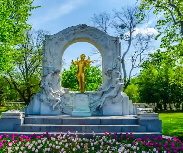 Statue av Johann Strauss i byparken i Wien