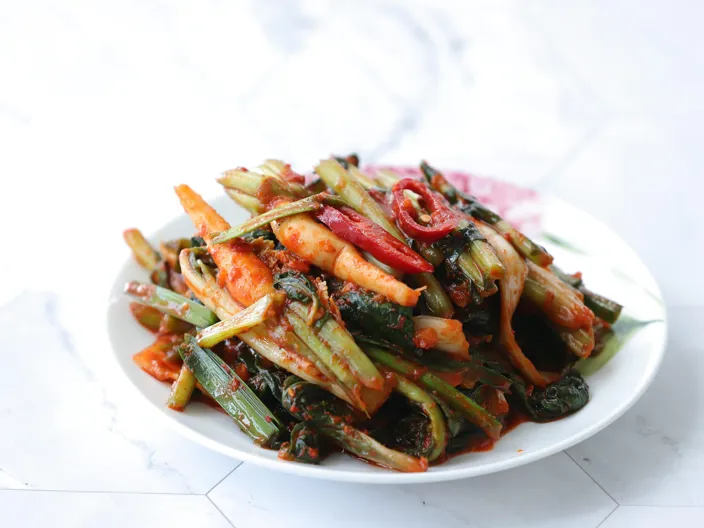 Färgglad och smaskig Kimchi upplagd på en vit tallrik