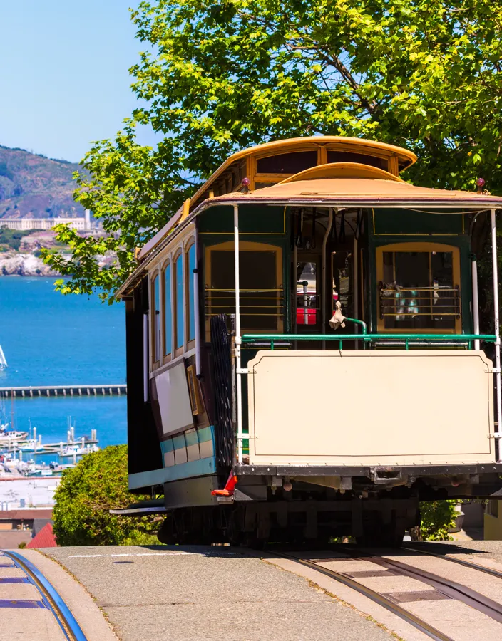 Spårvagn i San Francisco med utsikt över bukten