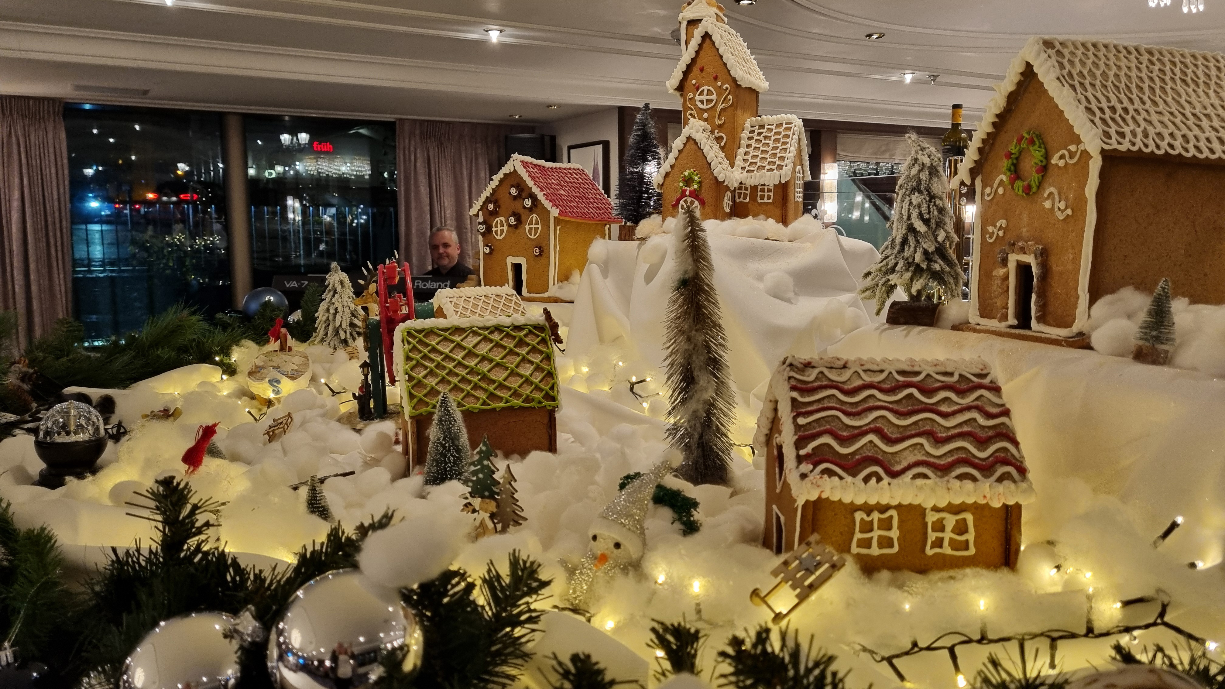 Pepperkakelandsby om bord på båten