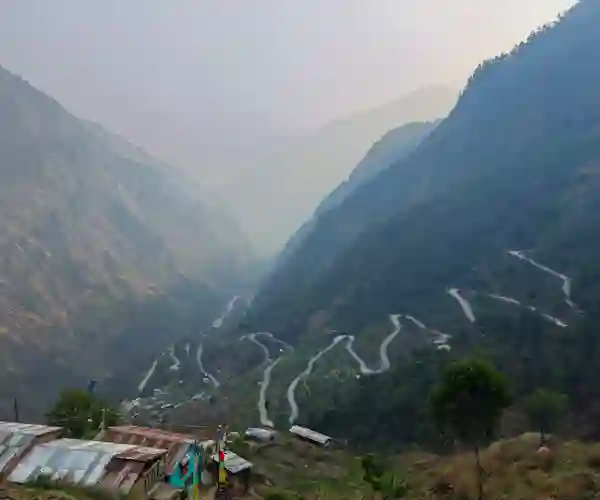 Krappe svinger på Pasang Lhamu Highway