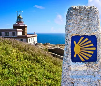 Skilt fra Sankt Jakobsvejen og fyrtårnet ved Finisterre