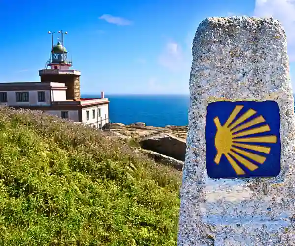 Skilt fra Sankt Jakobsvejen og fyrtårnet ved Finisterre