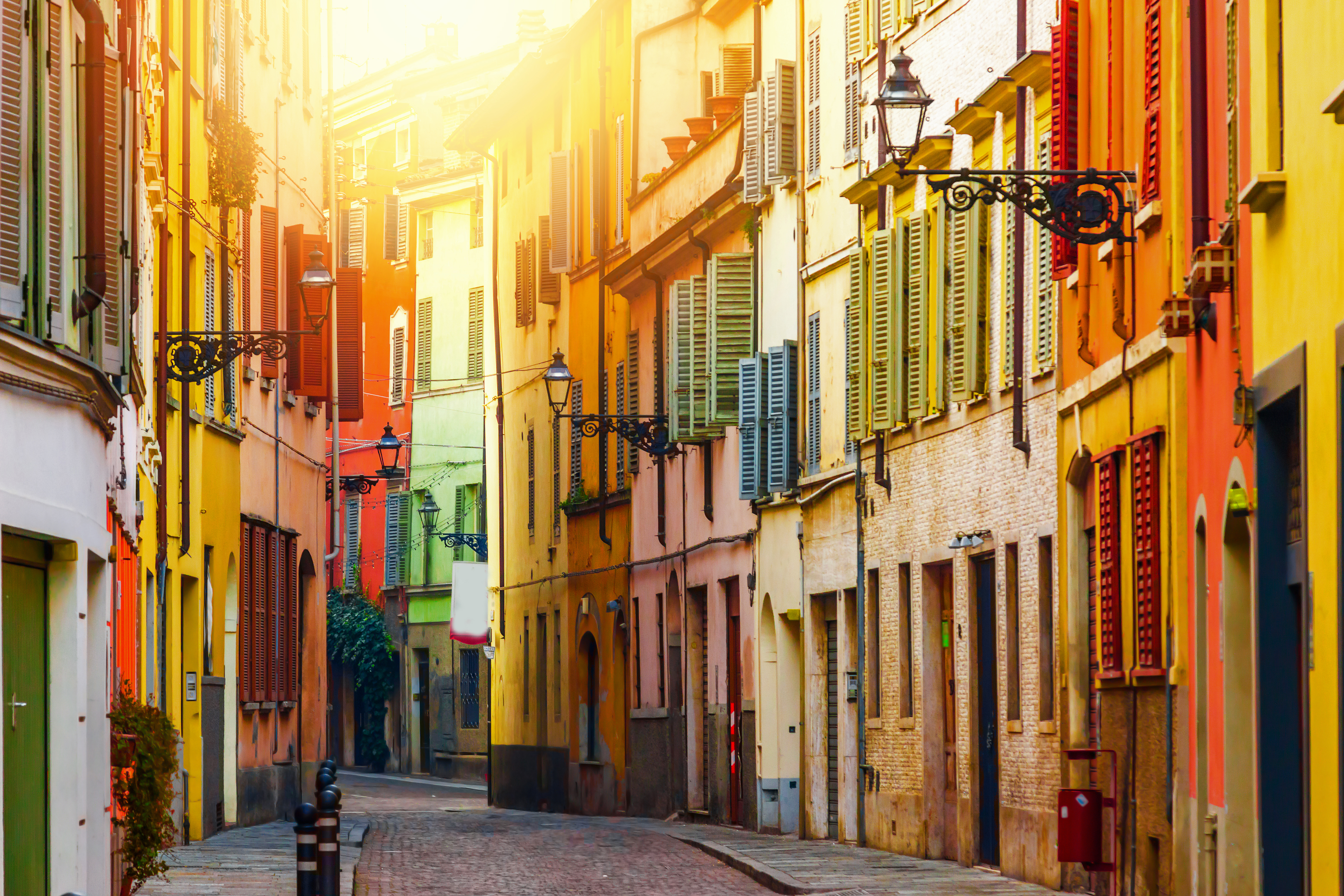 Färgstark gata i Parma