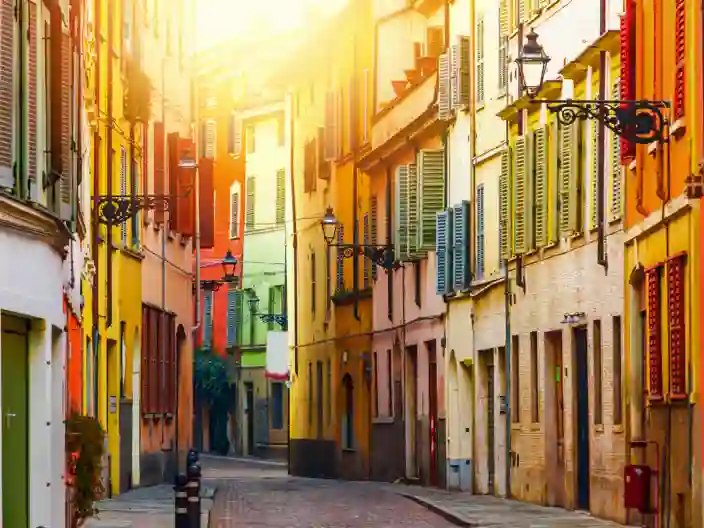 Färgstark gata i Parma
